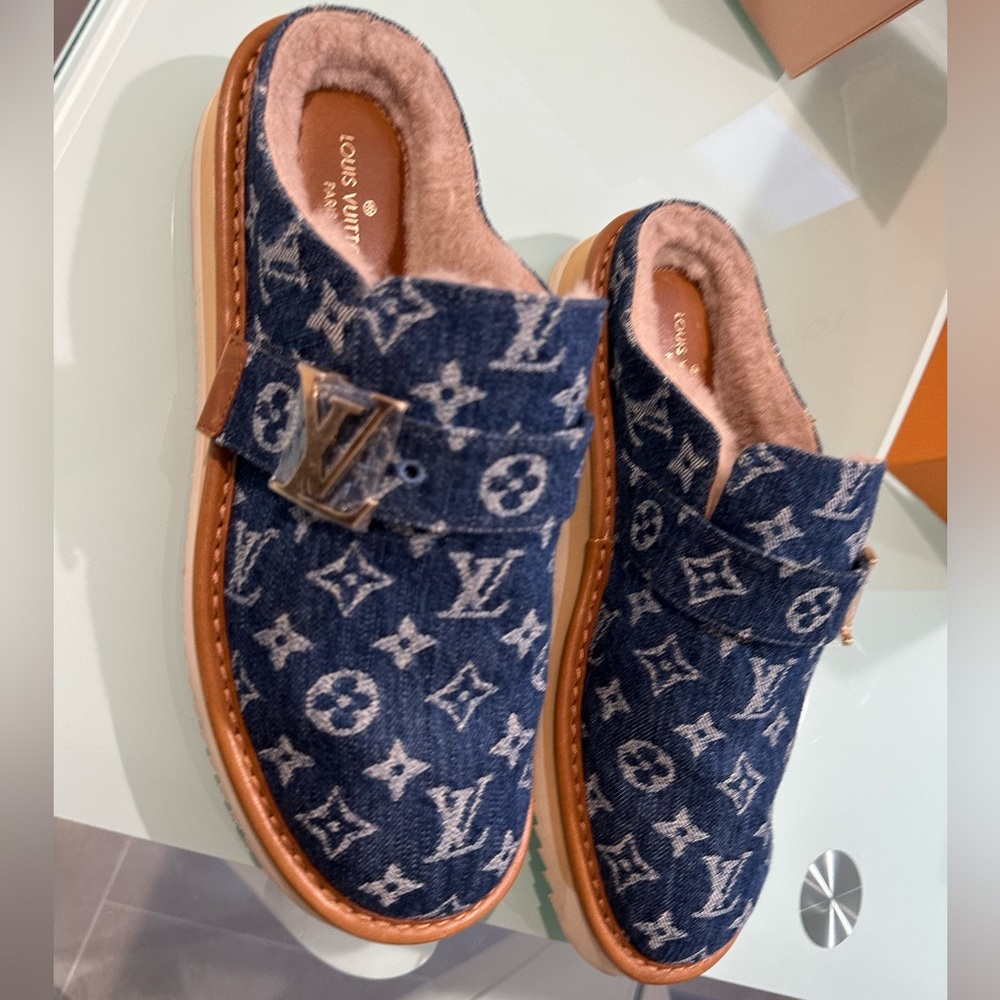 Men’s Authentic LV Mules/slip on size 8. A rare find.